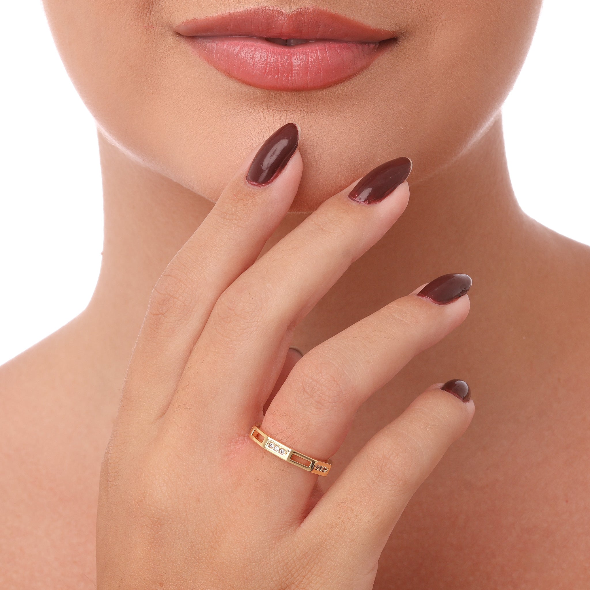 Anel vazado com zircônias banhado a ouro 18k