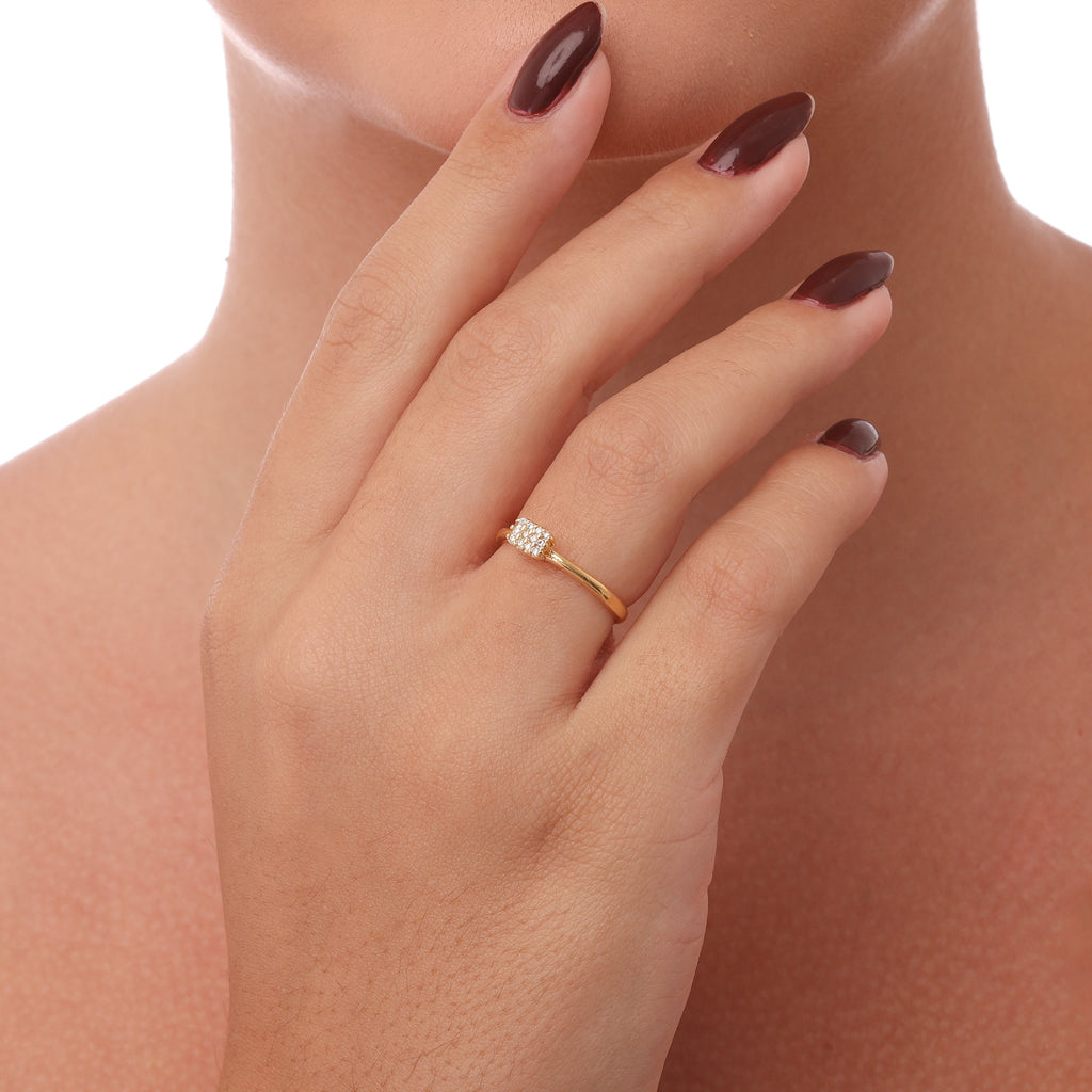 Anel fino com zircônias banhado a ouro 18k