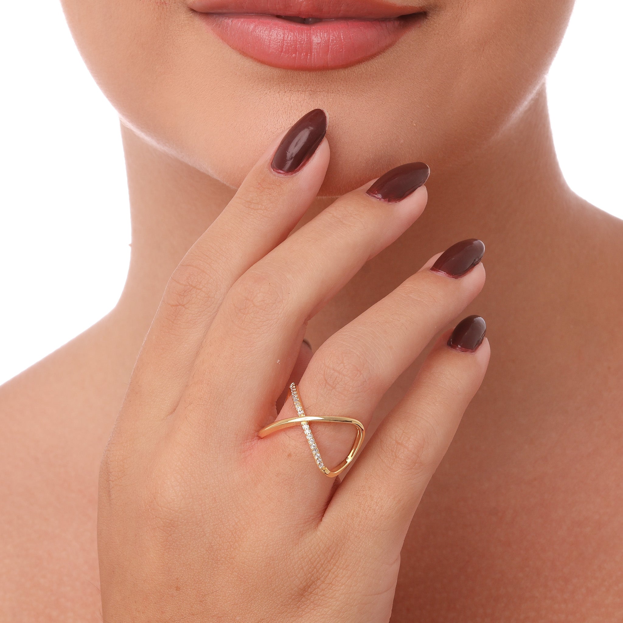 Anel em formato de X com zircônias cravejadas banhado a ouro 18k ARAU Jóias