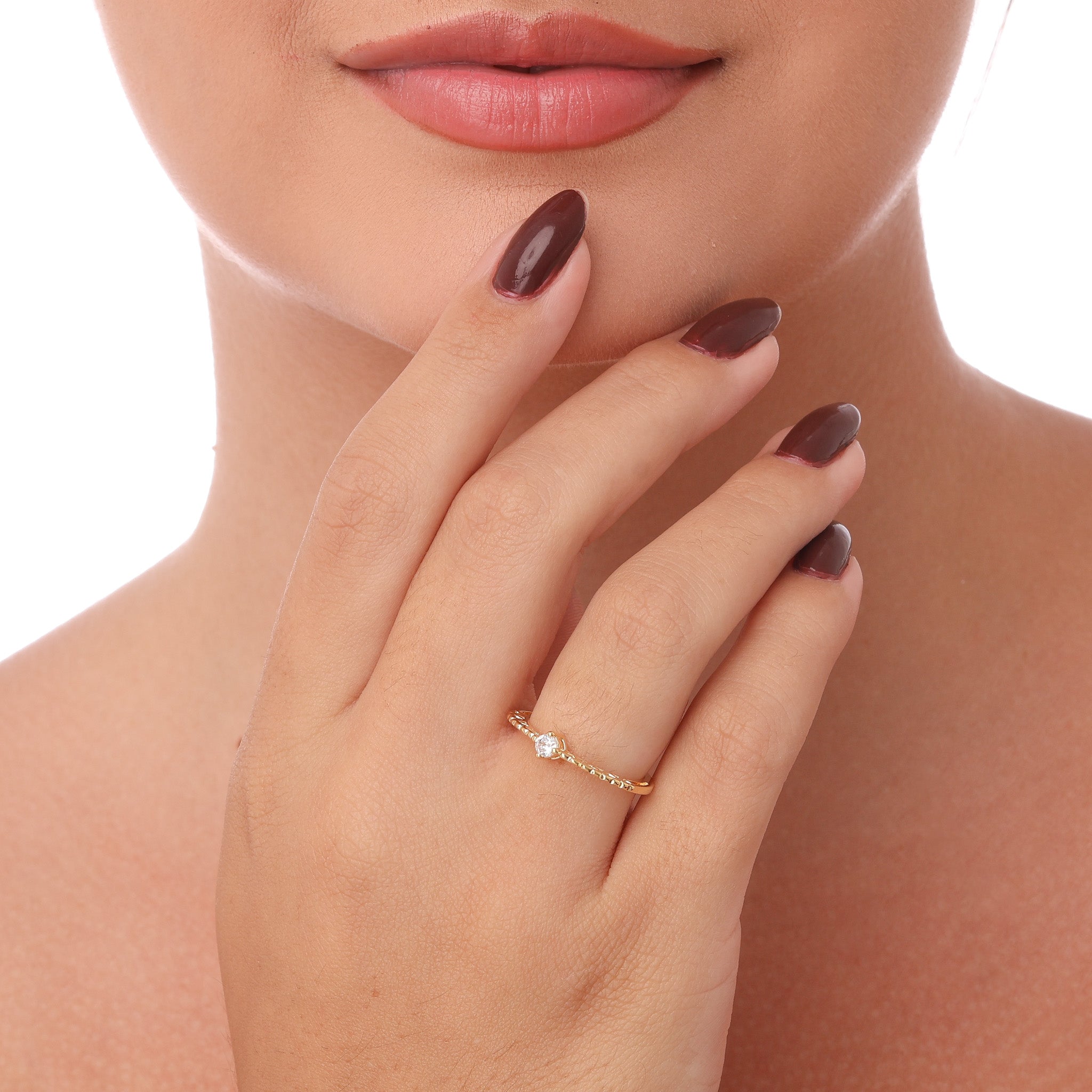 Anel solitário de zircônia com corações vazados banhado a ouro 18k ARAU Jóias