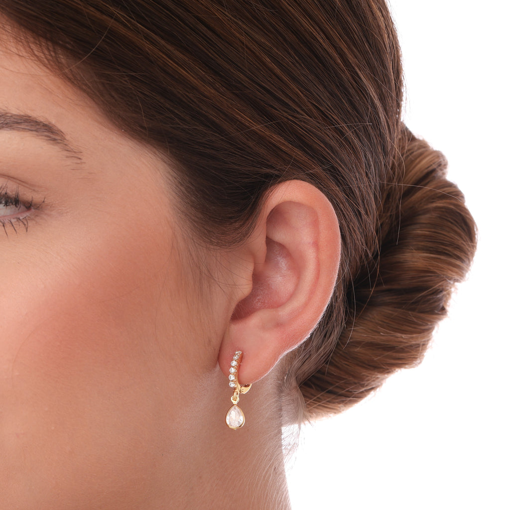 Brinco de argola articulada com zircônias e gota banhado a ouro 18k ARAU Jóias