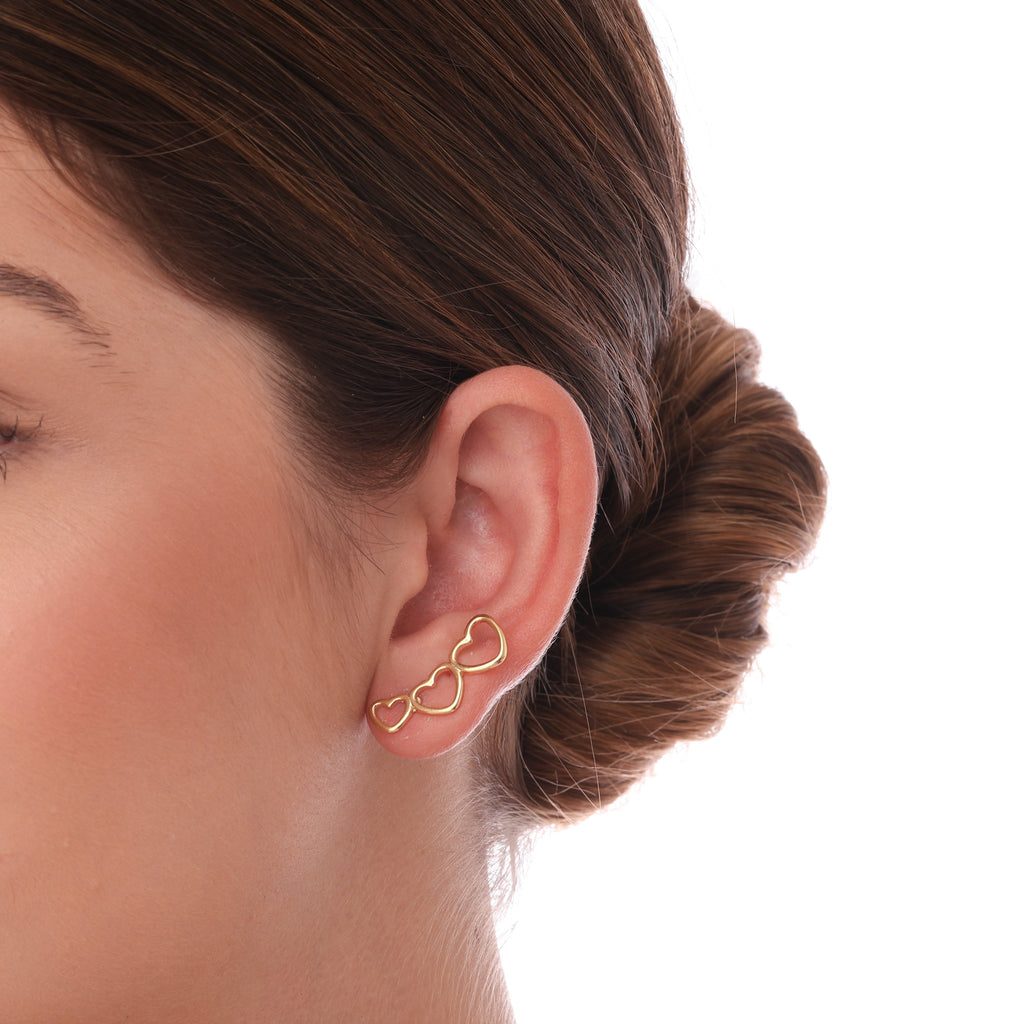 Brinco Ear Cuff de corações banhado a ouro 18k ARAU Jóias