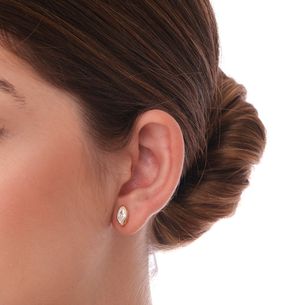 Brinco de ponto de luz em formato de navete banhado a ouro 18k ARAU Jóias