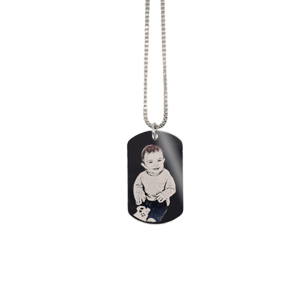 Imagem de uso do colar personalizado em aço inox com foto gravada