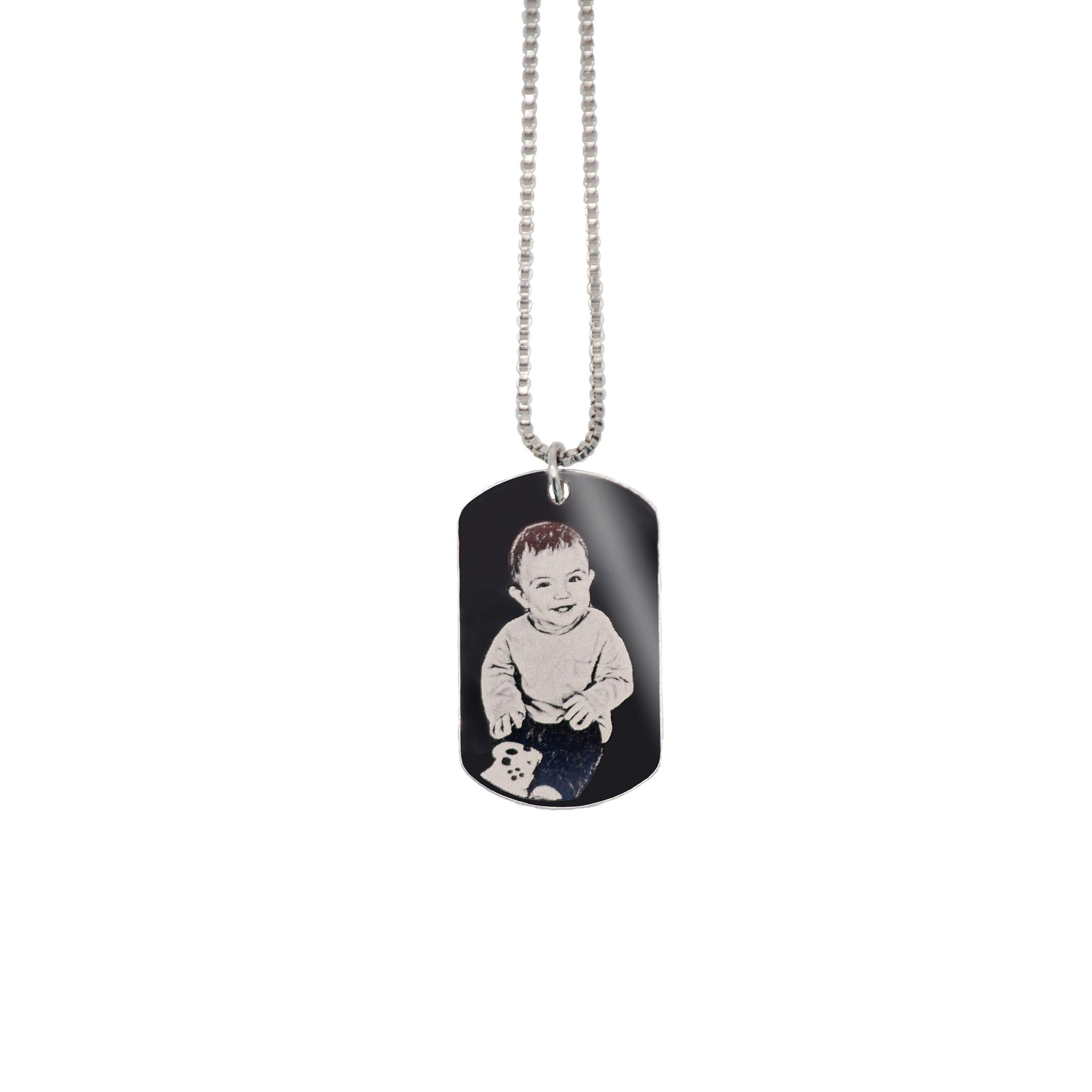Imagem de uso do colar personalizado em aço inox com foto gravada