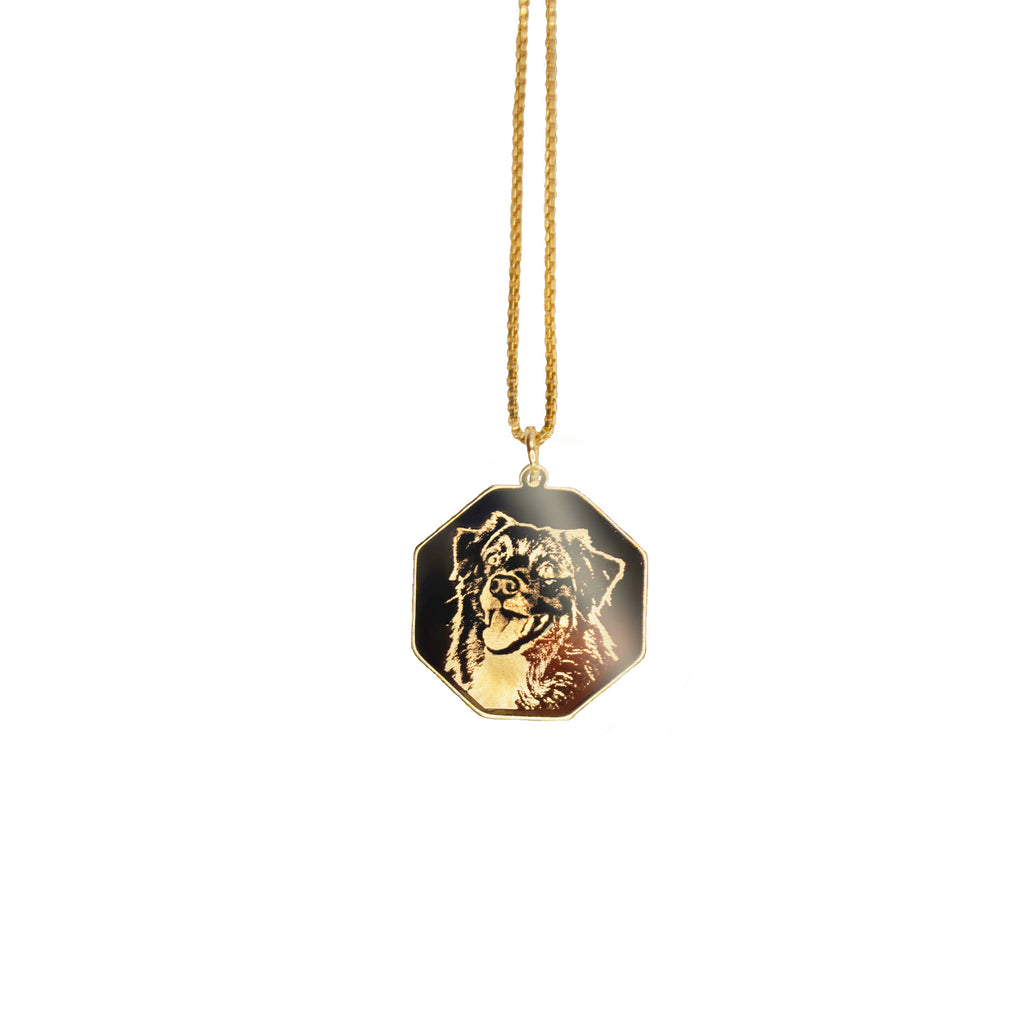 Imagem de uso do colar personalizado banhado a ouro 18k com foto gravada
