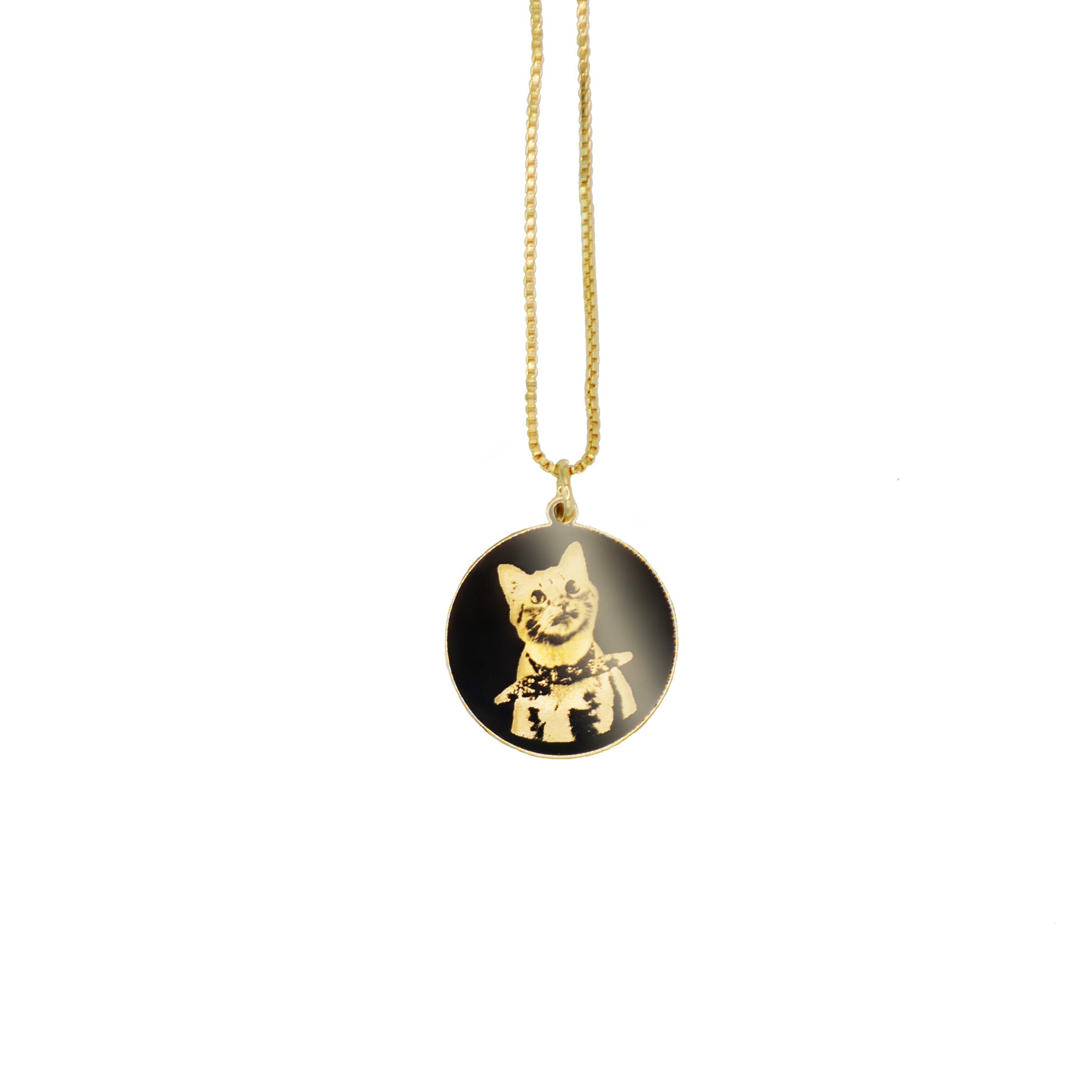 Detalhe da gravação em pingente personalizado banhado a ouro 18k