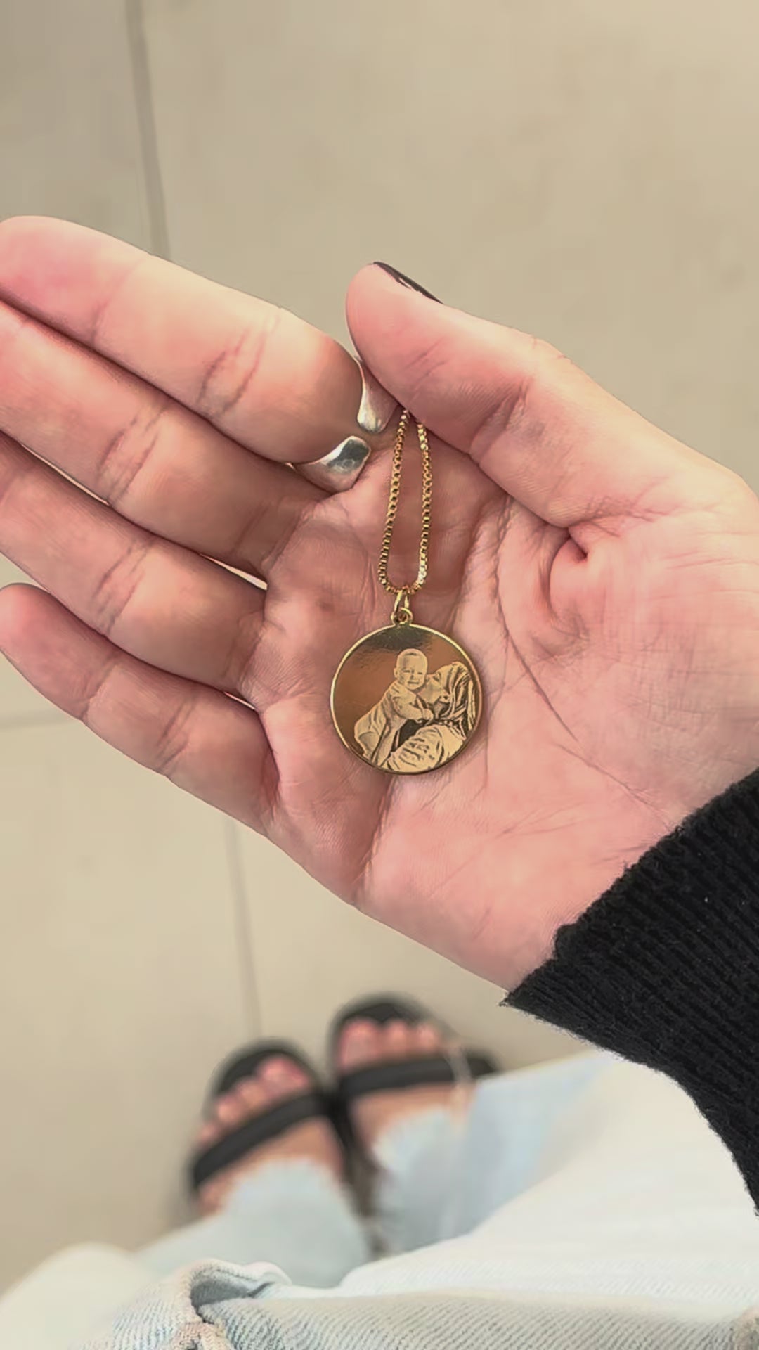 Vídeo do Colar Personalizado com Foto Gravada Banhado a Ouro 18k ARAU Jóias